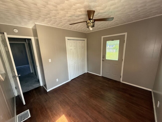Building Photo - 3 Bedroom Single family with fenced in yard