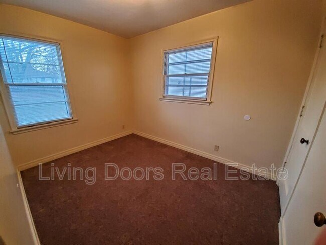 Building Photo - 323 S 47th St