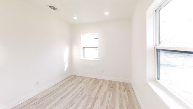 Building Photo - 1129 W 14th St