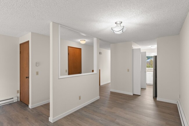 Building Photo - END UNIT!!  2 BEDROOM & 1 .5 BATH TOWNHOUSE