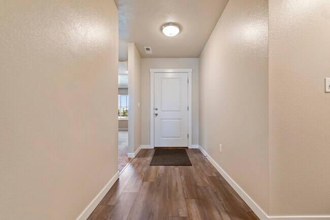 Building Photo - Available Now! 4b/2b Meridian Home