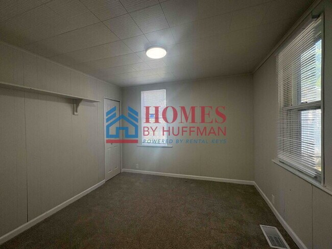 Building Photo - Two Bedroom House | Detached Garage