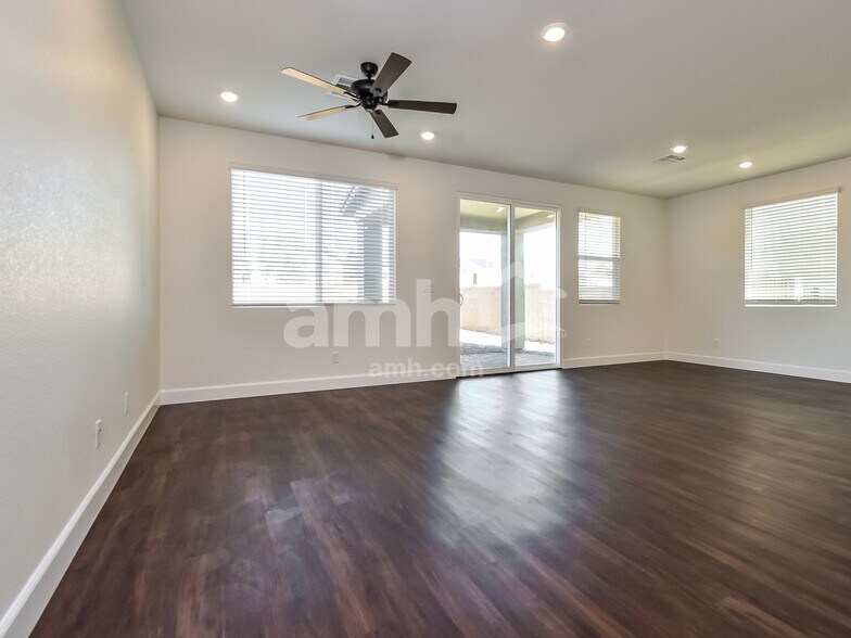 Building Photo - 582 Topiary Pk Ave