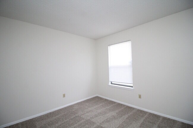 Building Photo - Freshly Updated 2BR Unit Near Old Palafox Hwy with New Wood-Look Flooring, Vaulted Ceilings & Uti...