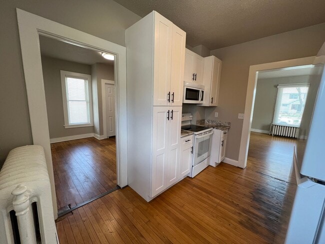 Building Photo - Newly Remodeled Modern 1-Bedroom Main Floo...