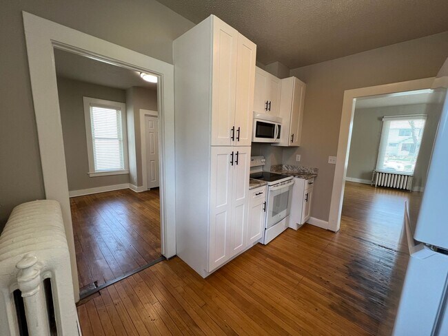 Building Photo - Newly Remodeled Modern 1-Bedroom Main Floor Apt