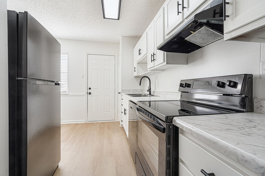 Building Photo - ReNew Bartlett Village