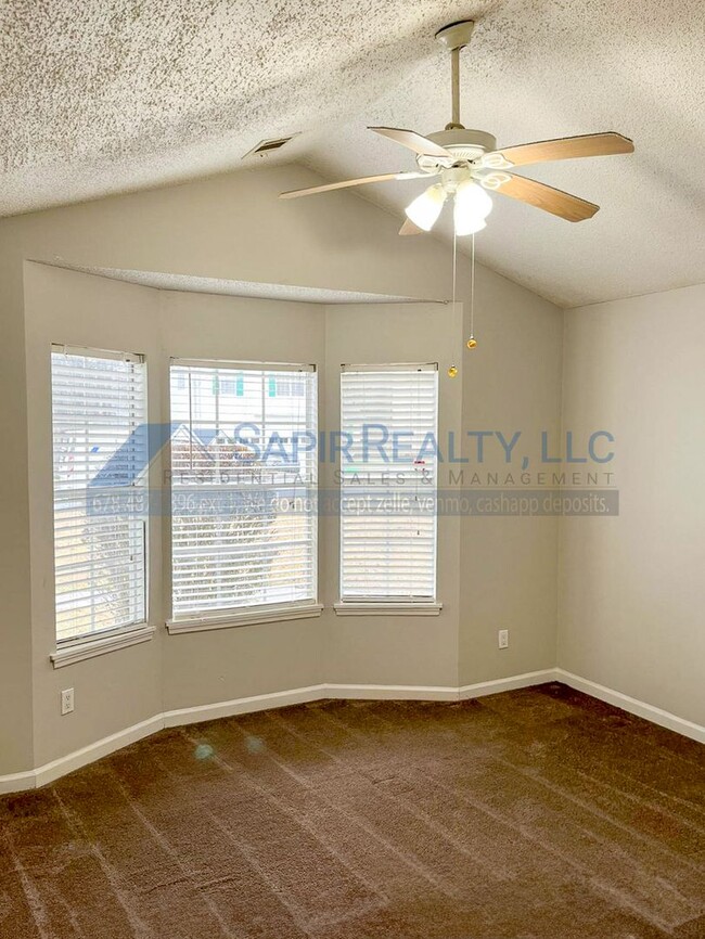 Building Photo - Inviting 3-Bedroom Home - Move in by 11/30...