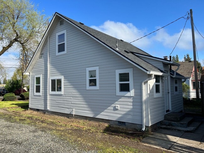 Building Photo - Updated 3 bedroom 1 bathroom house!