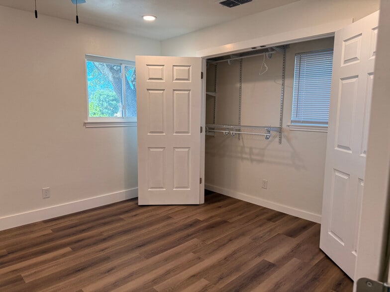 Building Photo - 140 Village Dr