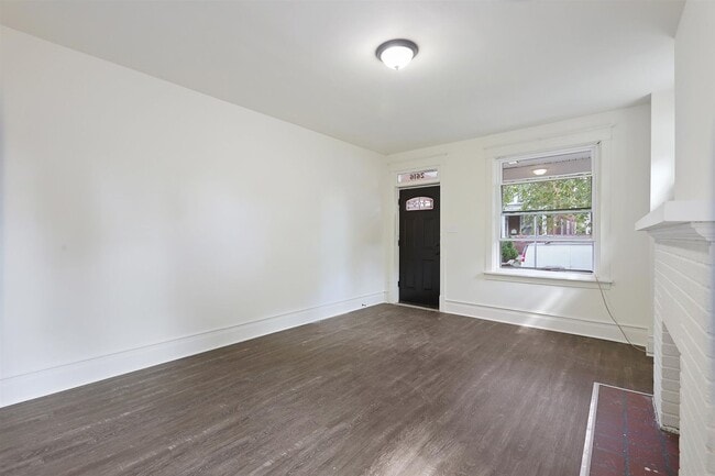 Building Photo - Charming 3 Bedroom 1.5 Bathroom Located in Uptown Harrisburg!