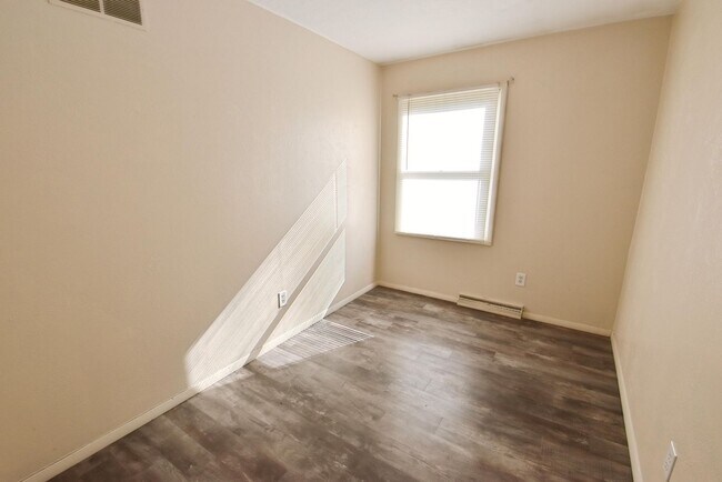 Building Photo - 3 Bedroom 1.5 Bath in North side of South ...