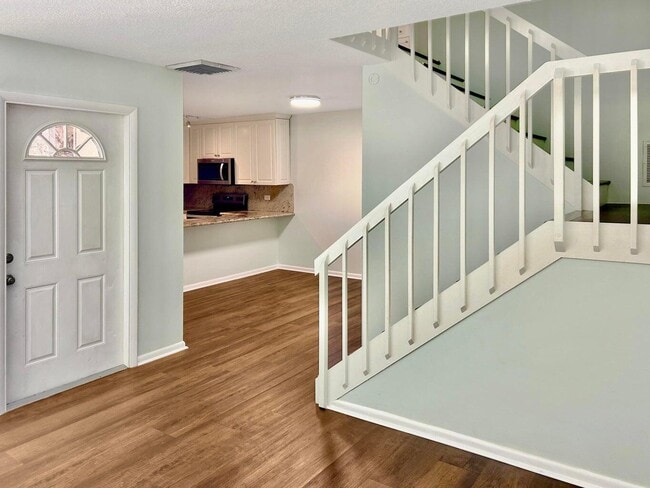 Building Photo - 405 4th Ln