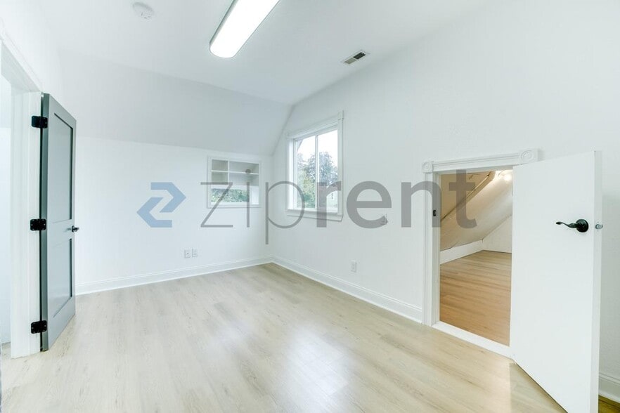 Building Photo - Unit n/a