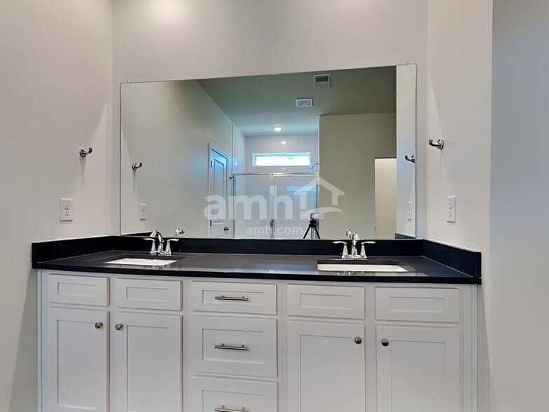 Building Photo - 152 Willow Ln