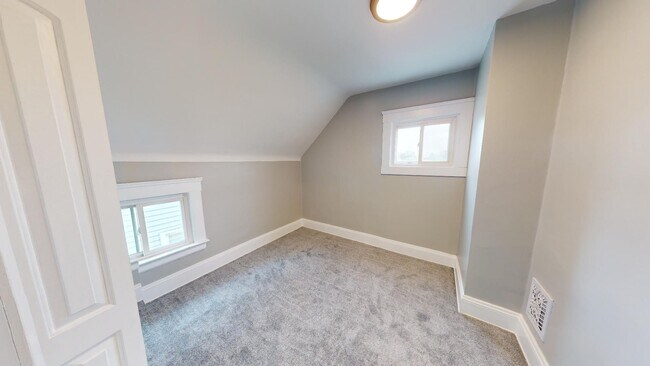 Building Photo - Old Brooklyn Area - 3 Bedroom Single Famil...