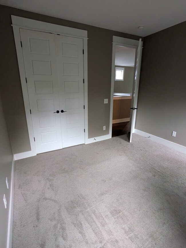 Building Photo - 2024B Straightway Ave