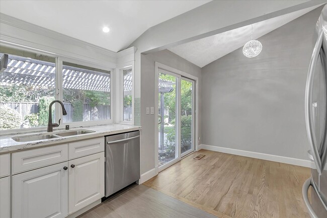 Building Photo - Great Location! Great Schools! Month to Month Only!