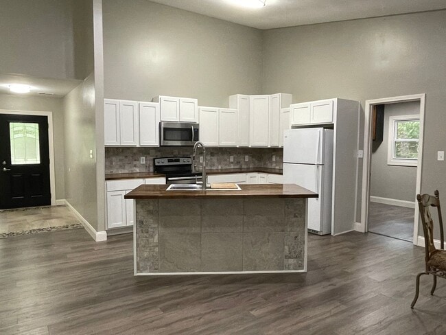 Building Photo - Newly Renovated Home