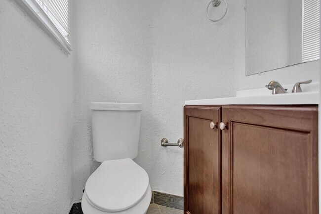 Building Photo - 651 SW 15th St