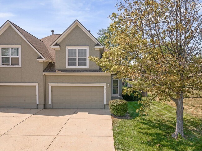 Building Photo - {13862} Spacious townhome in Prime Location + Maintenance Provided Community + Neighborhood Pool ...