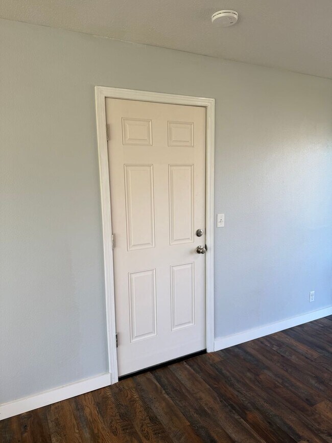 Building Photo - Updated 3 bedroom 1.5 bathroom house in Springfield!