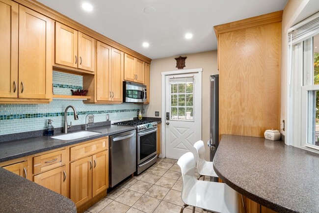 Building Photo - 63 Pine St