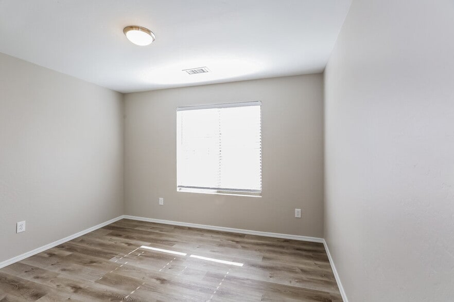 Building Photo - 1510 N Saddle St