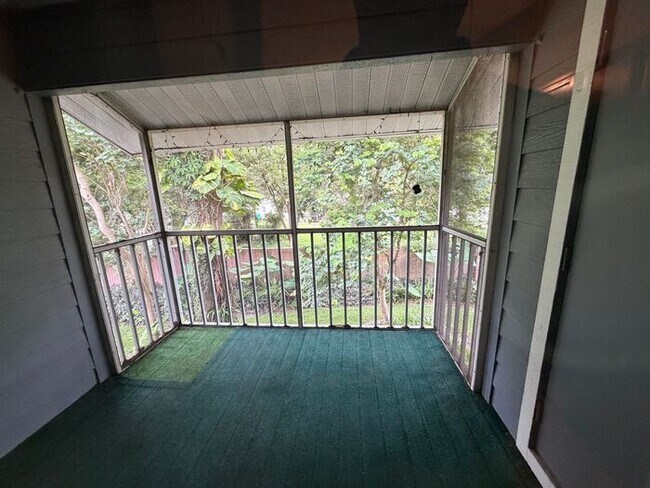 Building Photo - Convenient 2/2 Orlando Condo – Water & Garbage Included!