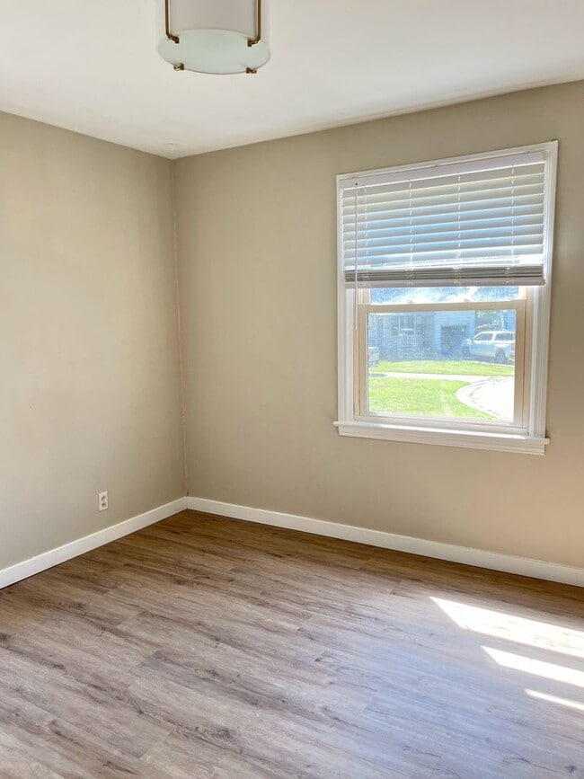 Building Photo - Charming 2 bedroom home, garage parking!