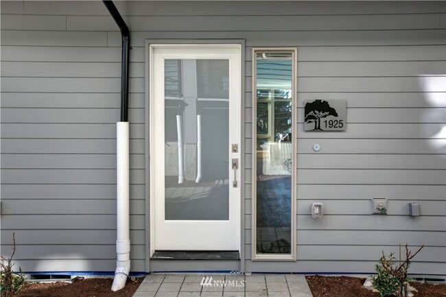 Building Photo - First Hill Modern 2-Bedroom Condo with Rooftop Views – Seattle