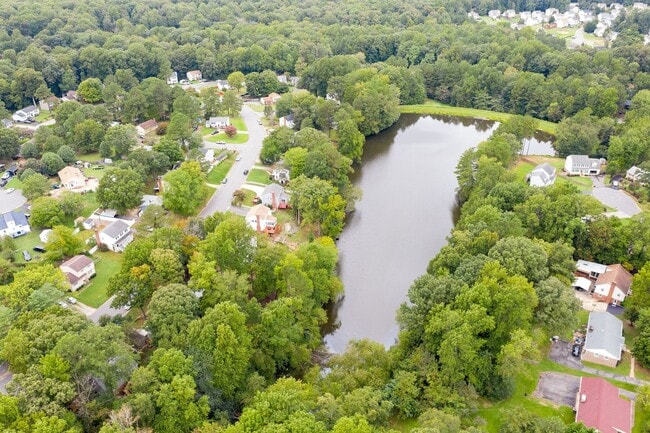 Building Photo - Beautifully Renovated 4-Bedroom Home in Ch...