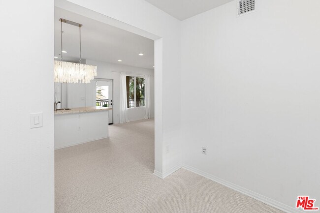 Building Photo - 6020 S Seabluff Dr