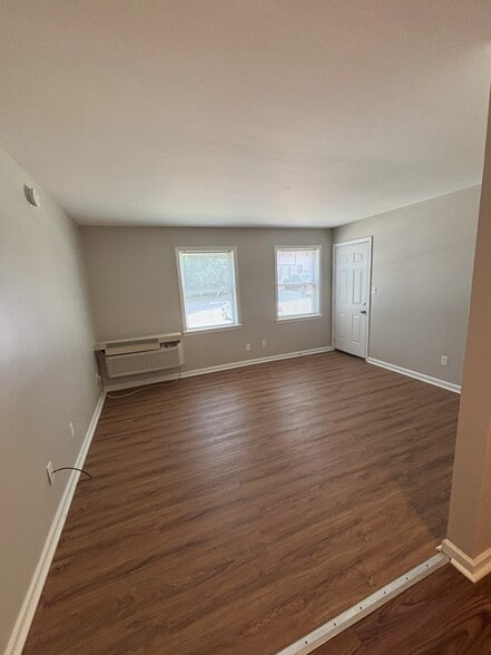 Building Photo - 1501 Charter East Cir