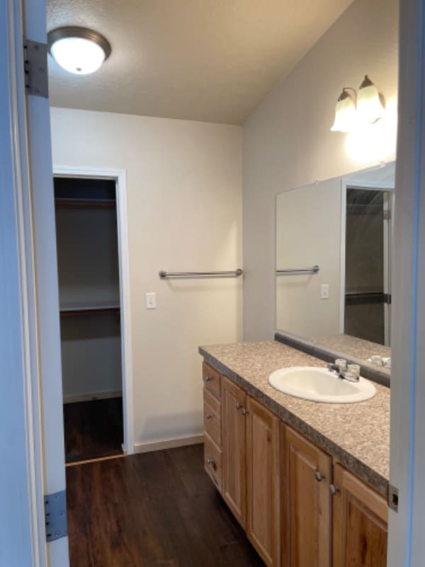 Building Photo - 699-495 Circle Ct