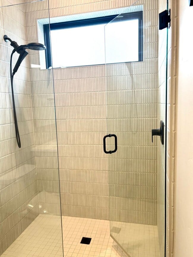 Building Photo - MOVE IN SPECIAL! One bedroom apartment on Bend's SW side. End Unit