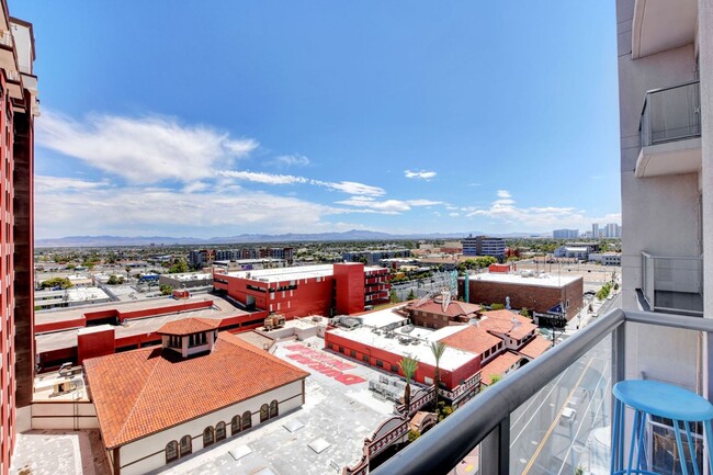 Building Photo - HIGHRISE DOWNTOWN, FULLY FURNISHED!