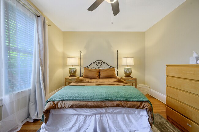Queen bed 1 - 1608 Fayetteville St
