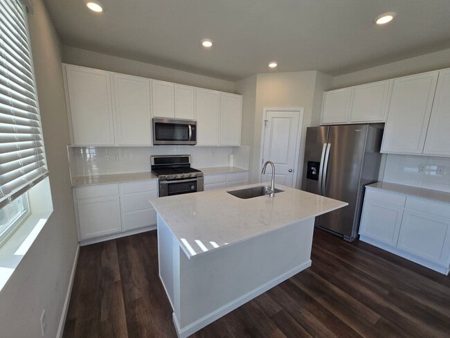 Building Photo - Like new 3 bedroom 2.5 bath with loft