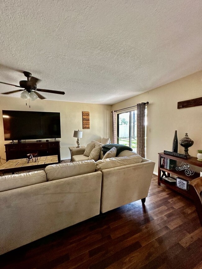 Building Photo - Perfect 3 bed 2 bath with huge fenced back...