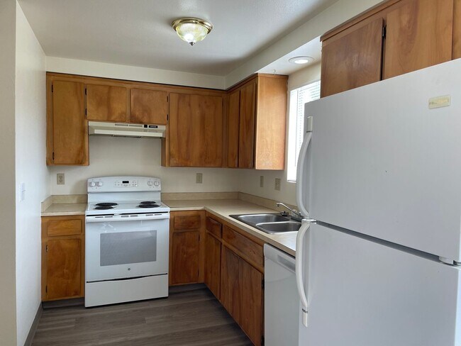 Building Photo - Very Nice 2 Bedroom 2 Bath TownhomBrand New Flooring and Fresh Paint1