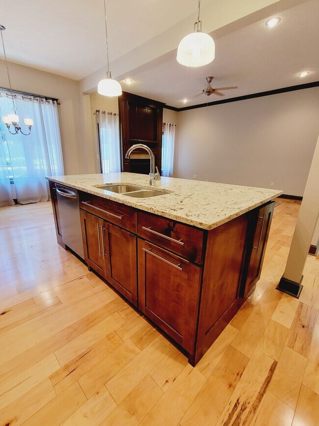 Building Photo - Spacious & Unique in Twin Oaks, Southwest ...