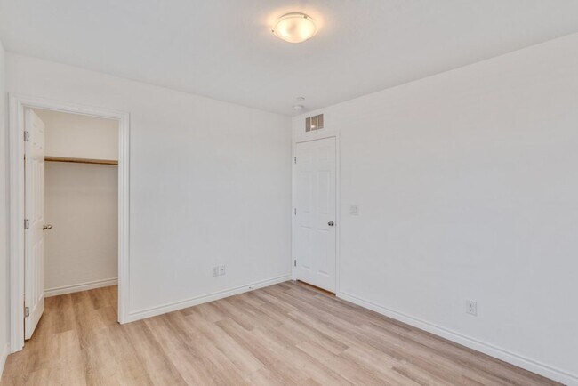 Building Photo - Spacious Three Story 3 Bed 3.5 Bath Smarth...
