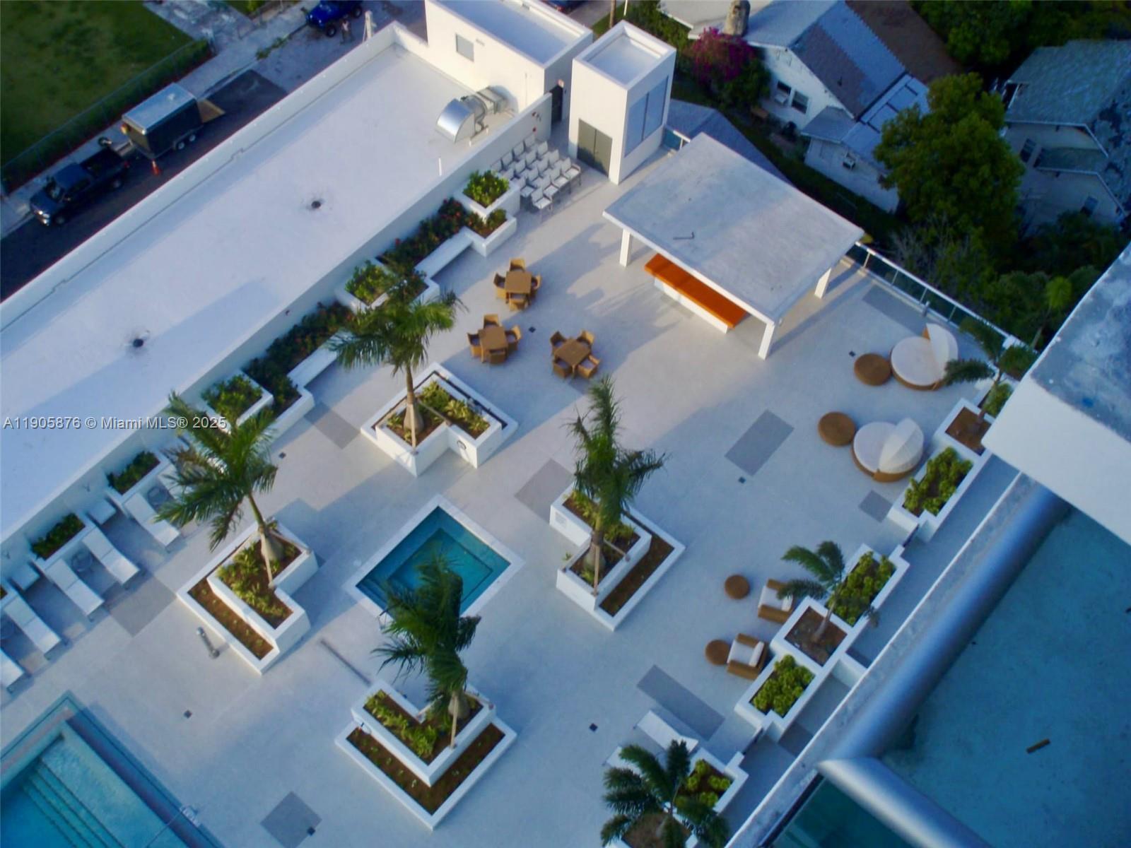 Building Photo - 333 NE 24th St