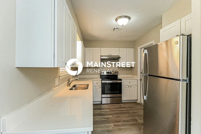 Building Photo - 3 Bedroom Pet-Friendly Home in Midwest City, OK with Main Street Renewal
