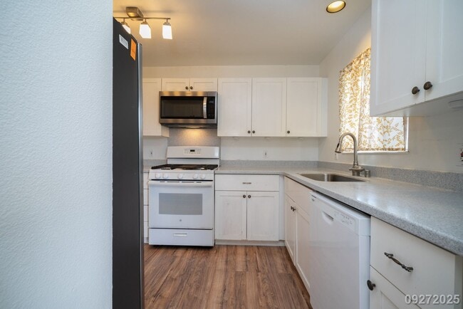 Building Photo - $3,100 / 2br - 953ft2 - Charming and updat...