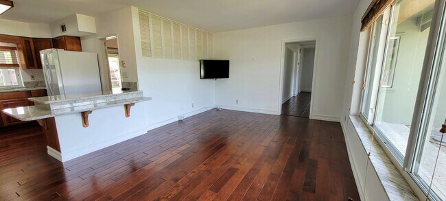 Building Photo - 949 W Royal Palm Rd
