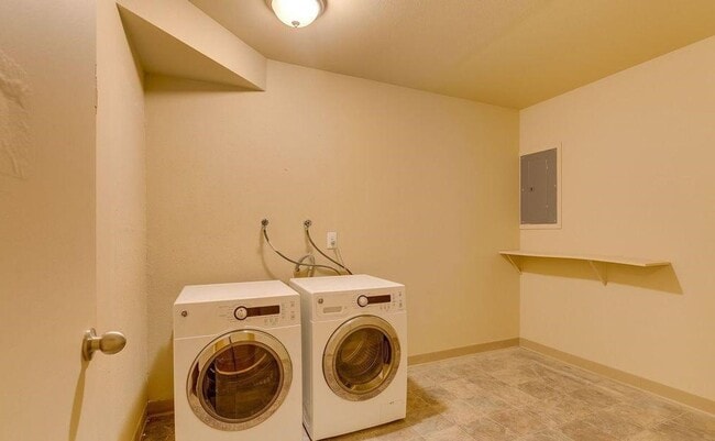 Building Photo - AVAILABLE NOW! 2 Bedroom Apartment Magnolia w/ Fireplace & Parking!