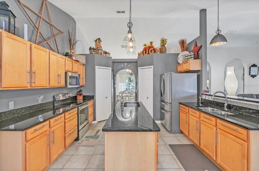 Building Photo - 920 Westcliffe Dr