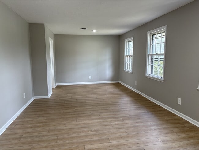 Building Photo - 127 Holiday Ct